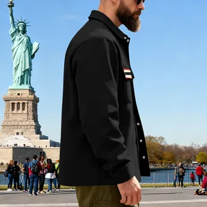 Vue latérale d'une veste de travail noire épaisse pour homme avec poche poitrine.