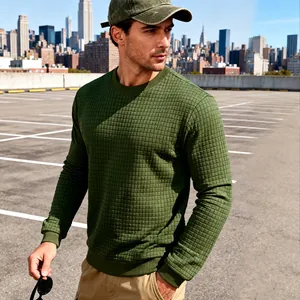 Nahaufnahme eines olivgrünen Herren-Sweatshirts mit einer einzigartigen Waffel-Jacquard-Textur