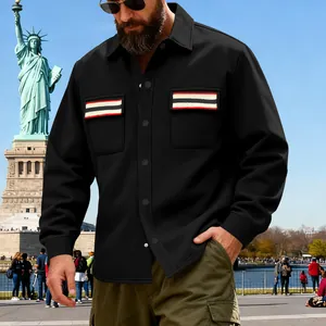Veste de travail noire pour homme avec détails rayés sur fond de New York