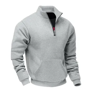 Detail eines grauen Herren-Sweatshirts mit Halbreißverschluss und Kängurutasche.