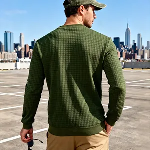 Detailansicht der Rückseite eines olivgrünen Herren-Sweatshirts mit Jacquard-Karomuster