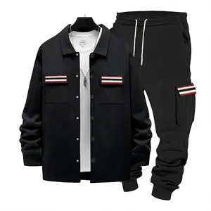 Herren-Trainingsanzug Set mit Reversjacke und Cargohose mit Streifendetails, Schwarz