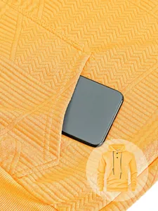 Gros plan détaillé du sweat à capuche jacquard jaune montrant la poche de rangement