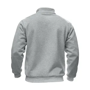 Detailansicht der Rückseite eines klassischen grauen Stehkragen-Sweatshirts für Herren.