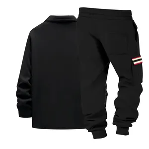 Rückansicht von Herren Sportjacke und Cargohose Set in Schwarz mit gestreiftem Taschendetail