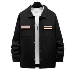 Détail d'une veste de travail noire pour homme avec col à revers et poches rayées