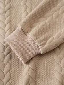 Macro dettagliata della trama del tessuto trapuntato jacquard su felpa da uomo pesante