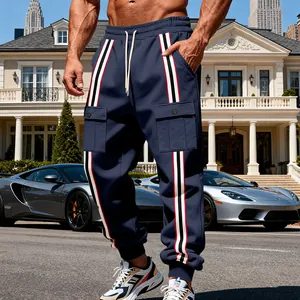 Pantaloni cargo blu navy da uomo con strisce laterali e tasche multiple in stile street.