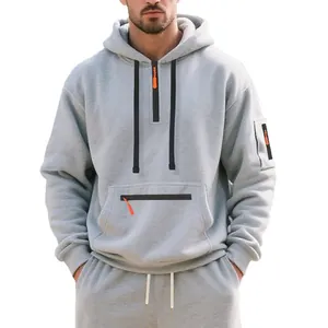 Sweat à capuche gris pour homme avec détails orange et doublure en polaire douce.