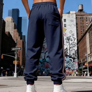 Vista posteriore di pantaloni sportivi blu da uomo con strisce laterali in città