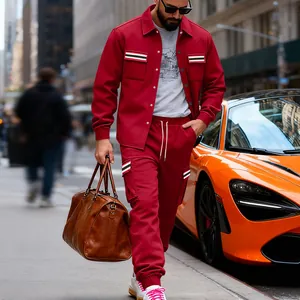 Detailansicht eines stylischen roten Outdoor-Sportjacken- und Cargo-Hosen-Sets in der Stadt