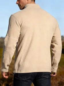 Rückansicht eines beigen, dicken Fleece-Sweatshirts für Herren mit Stehkragen für draußen