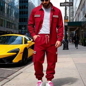 Detailansicht des roten Herren-Outdoor-Sets mit Reversjacke und Cargohose in einer Großstadt