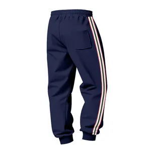 Vista posteriore dettagliata dei pantaloni in pile blu navy con strisce laterali