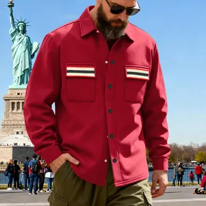 Gros plan d'une veste de travail rouge épaisse pour hommes avec rabats de poche rayés dehors