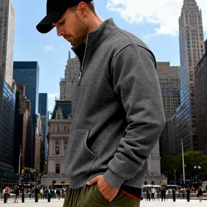 Detailansicht eines dunkelgrauen Herren-Fleece-Sweatshirts mit halbem Reißverschluss