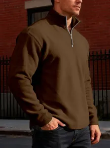 Detailansicht eines braunen Fleece-Sweatshirts mit halbem Reißverschluss für Herren