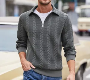 Dettaglio del maglione pesante da uomo con mezza zip e colletto a polo strutturato