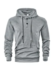 Vue détaillée du sweat à capuche jacquard gris pour homme avec col boutonné et poche.