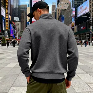 Rückenansicht eines dunkelgrauen Herren-Fleece-Sweatshirts mit Viertelreißverschluss