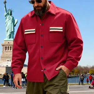 Détail d'une veste de travail épaisse rouge pour homme avec rabats de poche rayés