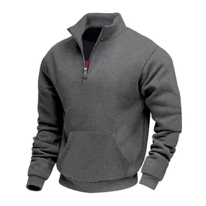 Detailansicht des grauen Herren-Sweatshirts mit Stehkragen und Viertelreißverschluss