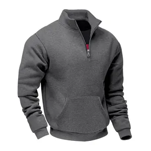 Detail eines dunkelgrauen Herren-Sweatshirts mit Stehkragen, Reißverschluss und Tasche