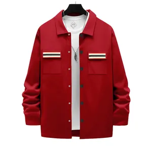 Détail d'une veste de travail rouge pour homme avec col revers et rayures chic.