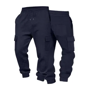 Vista anteriore e posteriore dei pantaloni cargo jogger uomo blu navy testurizzati