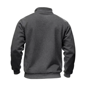 Rückansicht eines dunkelgrauen Herren-Fleece-Sweatshirts mit Stehkragen und Rippbündchen.
