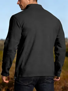 Detailansicht der Rückseite eines dicken schwarzen Fleece-Sweatshirts für Herren im Winter