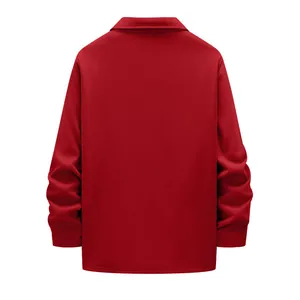 Vue arrière détaillée d'une veste de travail rouge à revers pour hommes, style automne-hiver.