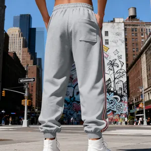 Vista posteriore di pantaloni sportivi da uomo in pile grigio con strisce laterali casual