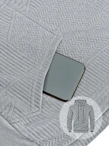 Détail de la poche d'un sweat à capuche jacquard gris pour homme et texture du tissu.