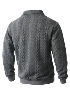Vista posteriore di una felpa jacquard grigia pesante con motivo a trecce