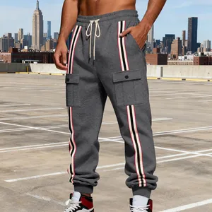 Pantaloni cargo da uomo grigi con strisce laterali e fodera in pile per uno stile urbano.
