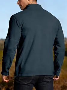 Detaillierte Rückansicht des dicken Fleece-Sweatshirts mit halbem Reißverschluss für Herren