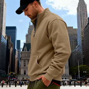 Nahaufnahme eines khakifarbenen Herren-Sweatshirts mit Stehkragen und Reißverschluss