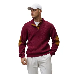 Maglione bordeaux da uomo in maglia jacquard con toppe marroni sui gomiti.