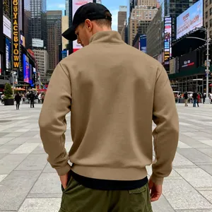 Rückansicht eines khakifarbenen Herren-Sweatshirts mit Stehkragen und halbem Reißverschluss.