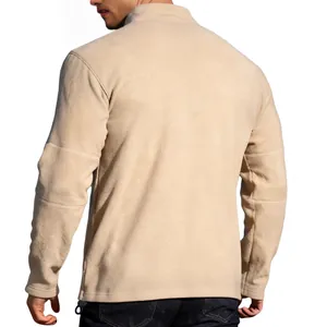 Detailansicht der Rückseite eines beigen Herren-Sweatshirts aus dickem Fleece für Winter