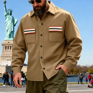 Détail de la veste de travail épaisse kaki pour hommes avec accents rayés