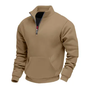 Detailansicht eines khakifarbenen Herren-Stehkragen-Sweatshirts mit Reißverschluss