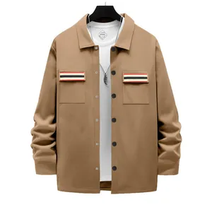 Vue de face de la veste de travail marron pour hommes avec poche de poitrine rayée