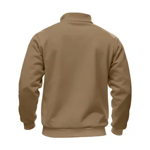 Rückansicht eines lässigen Khaki-Sweatshirts mit Stehkragen und Rippbündchen für Herren