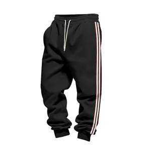 Dettaglio dei pantaloni sportivi neri da uomo in pile con eleganti strisce laterali tricolore