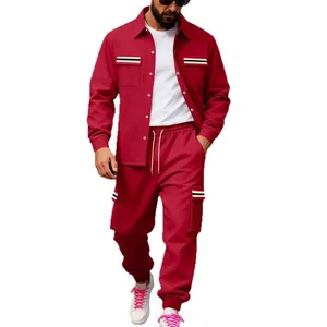 Lässiges 2-Teiler-Set für Herren mit roter Reversjacke und passender Cargo-Hose