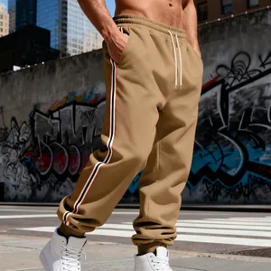Vista dettagliata dei jogger da uomo kaki con strisce laterali e polsini elastici