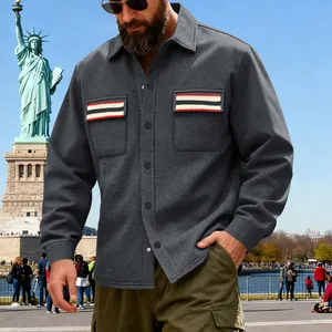 Gros plan sur une veste de travail grise pour homme avec poches poitrine rayées