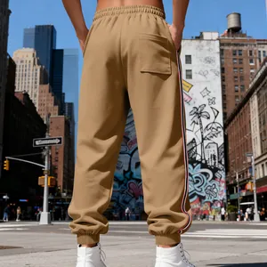 Dettaglio posteriore dei pantaloni jogger in pile kaki da uomo con strisce laterali